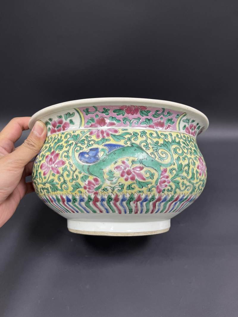 清康熙  黄地粉彩穿花螭龙纹炉 - 图3