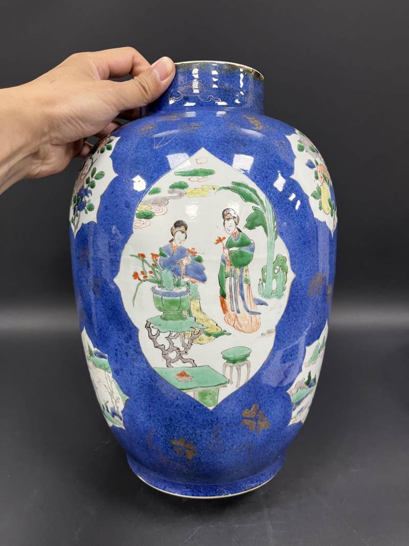 清康熙  洒蓝釉描金开光五彩山水花卉侍女图罐 - 图5