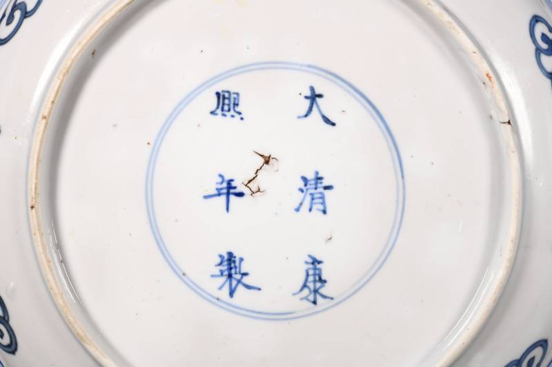 清康熙  青花锦地开光刀马人物纹折沿大盘 - 图3