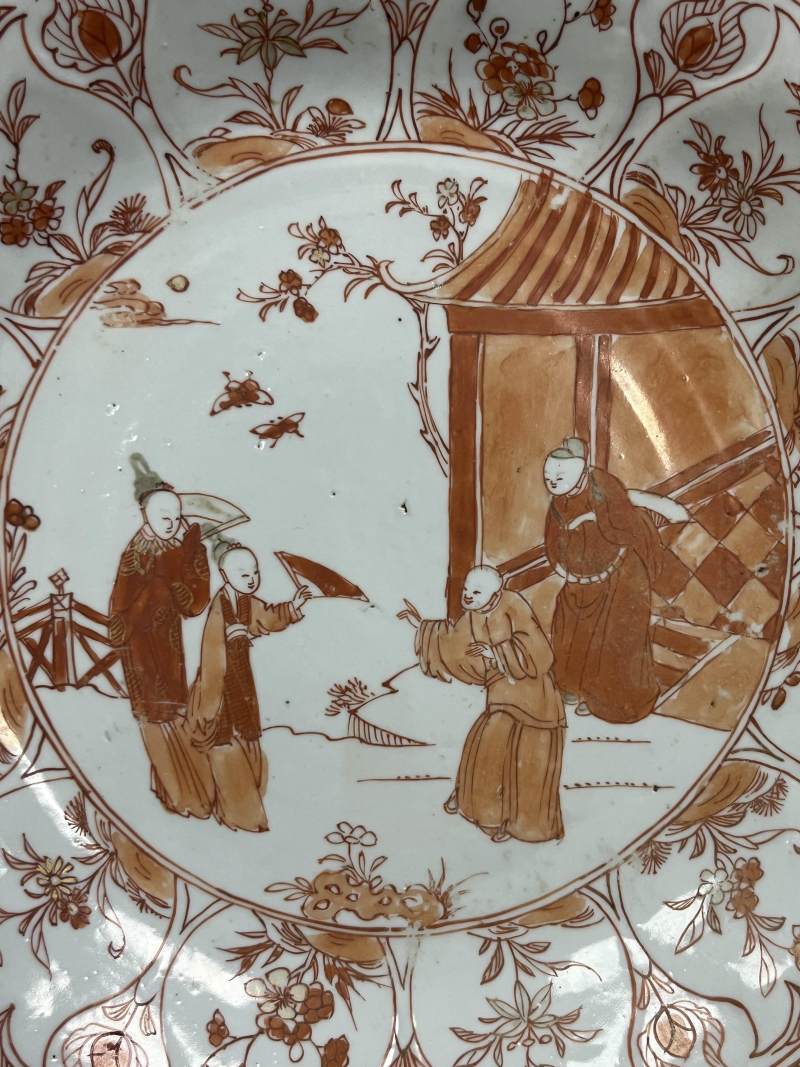 清康熙  矾红描金西厢记人物故事图大盘一对 - 图13