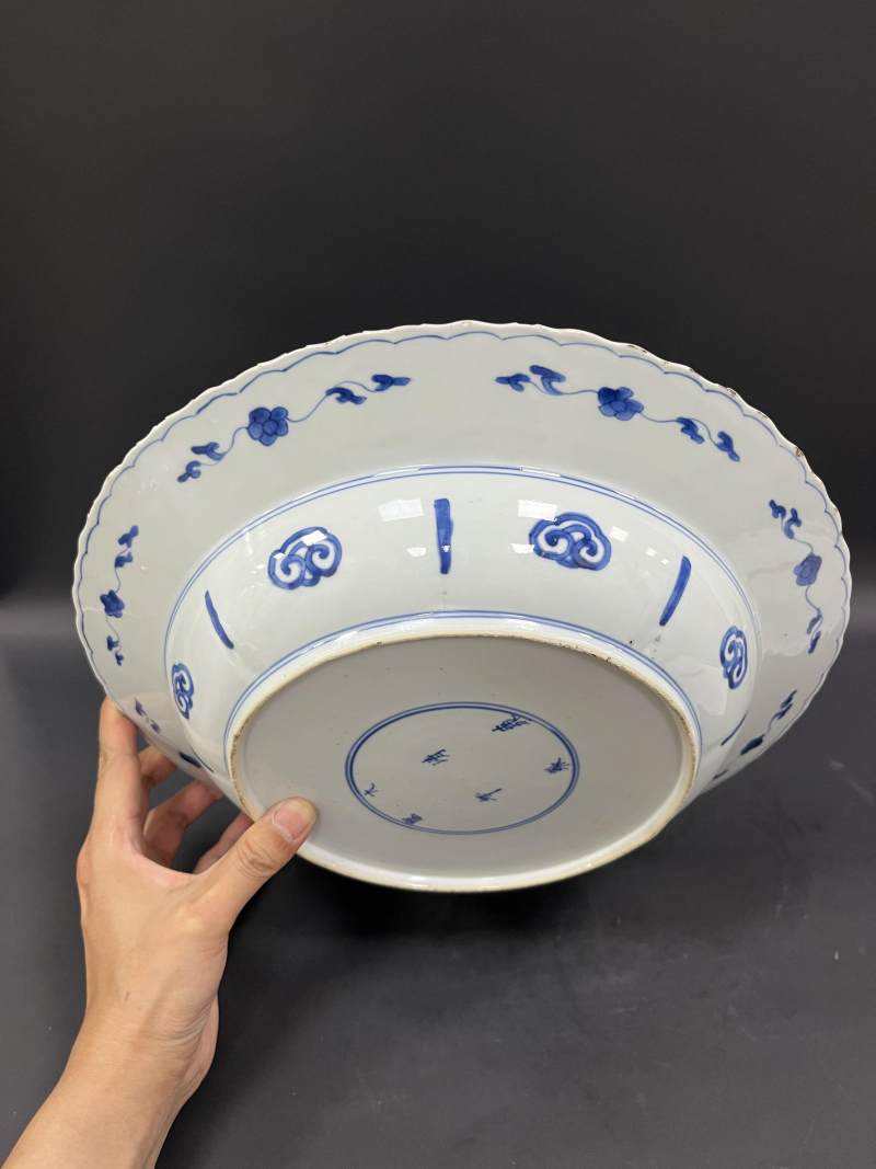 清康熙  青花开光仕女图折沿大盘 - 图5