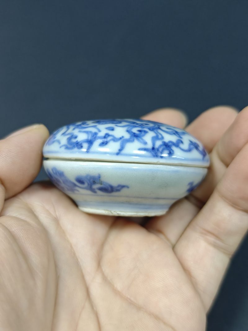 明末清初  青花云龙纹小高足杯、缠枝花卉纹印盒三件 - 图12