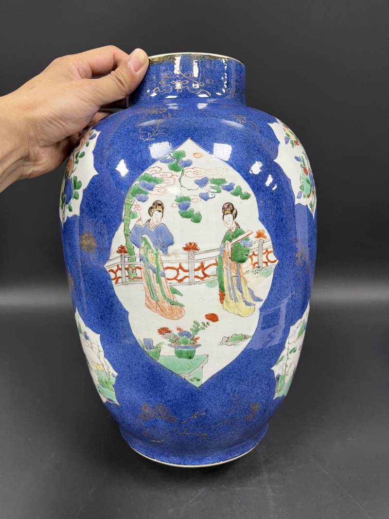 清康熙  洒蓝釉描金开光五彩山水花卉侍女图罐 - 图7