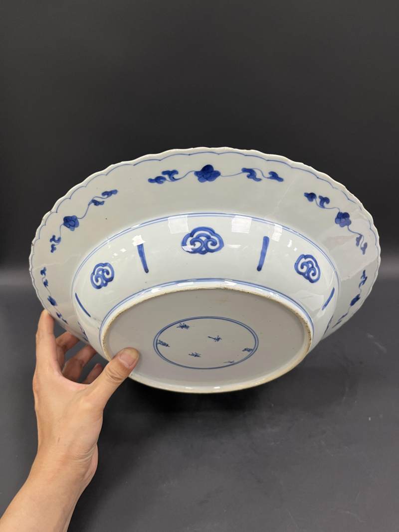 清康熙  青花开光仕女图折沿大盘 - 图6