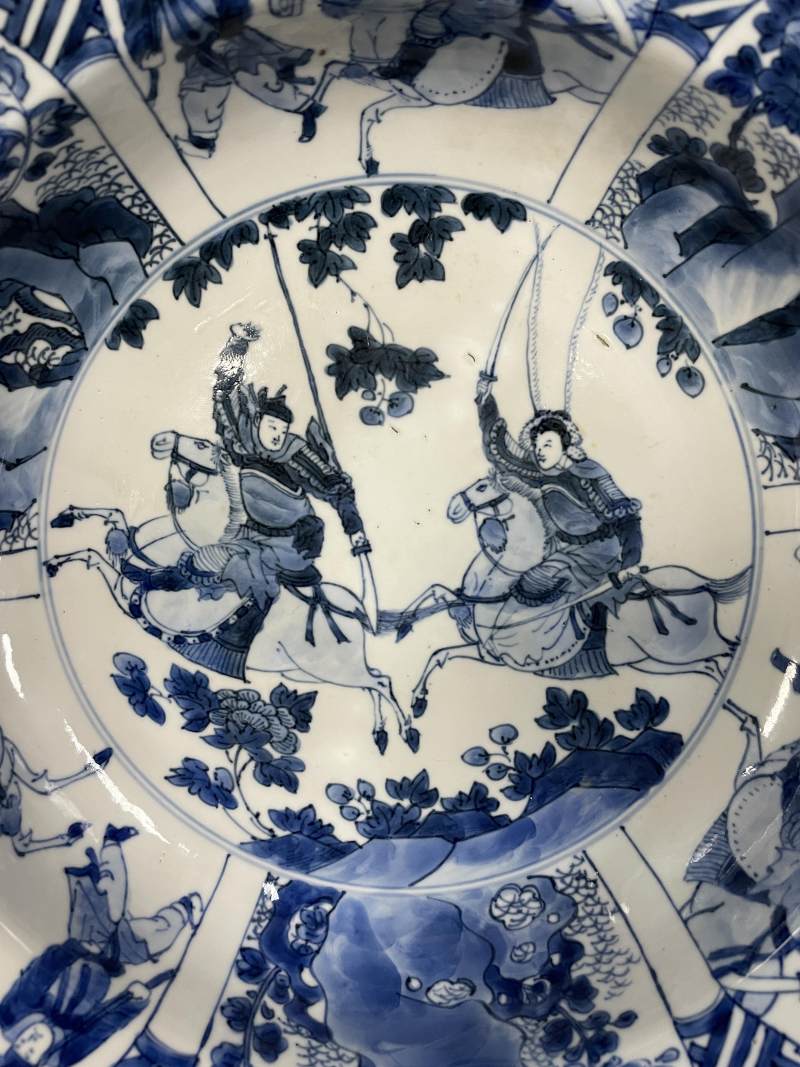 清康熙  青花锦地开光刀马人物纹折沿大盘 - 图5