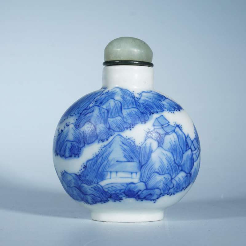 清乾隆青花披麻皴山水纹鼻烟壶
