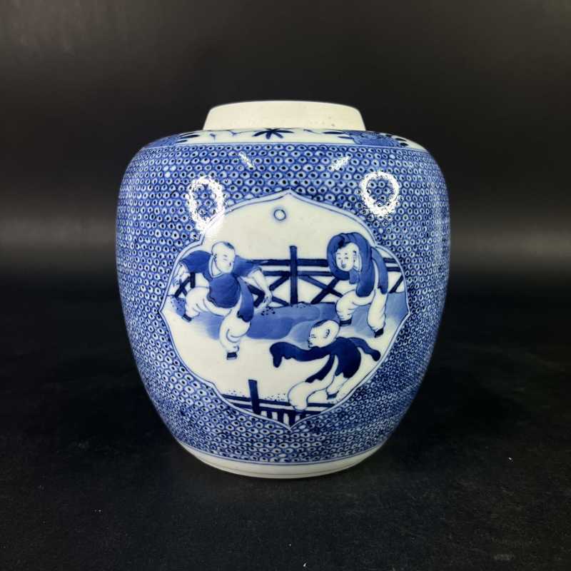 清康熙 青花鱼籽地开窗婴戏纹罐 - 图4