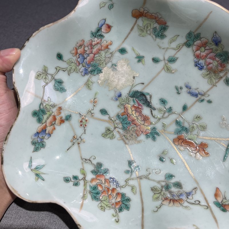 清晚期粉彩树叶型辉煌腾达贡盘 - 图6