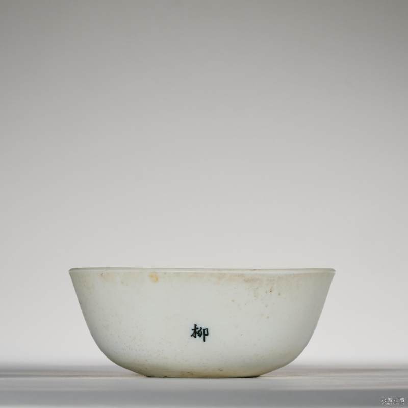 清 白釉卧足小碗