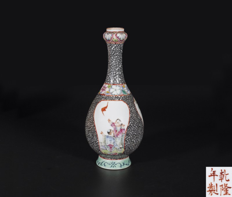 粉彩开光花鸟纹瓶