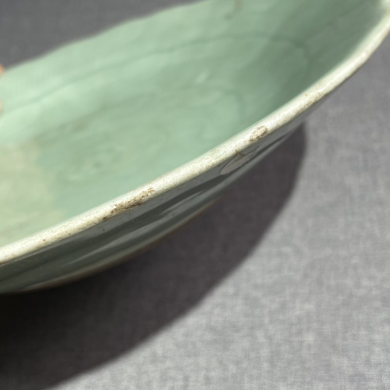 清乾隆豆青釉暗刻莲纹花口盘 - 图13