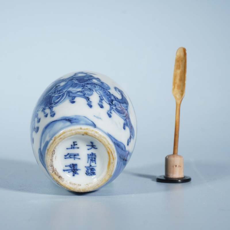 清中期青花骑马人物故事鼻烟壶 - 图3