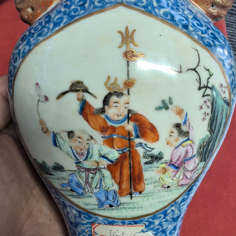 民国 青花地粉彩开窗婴戏图双耳瓶两只 - 图7