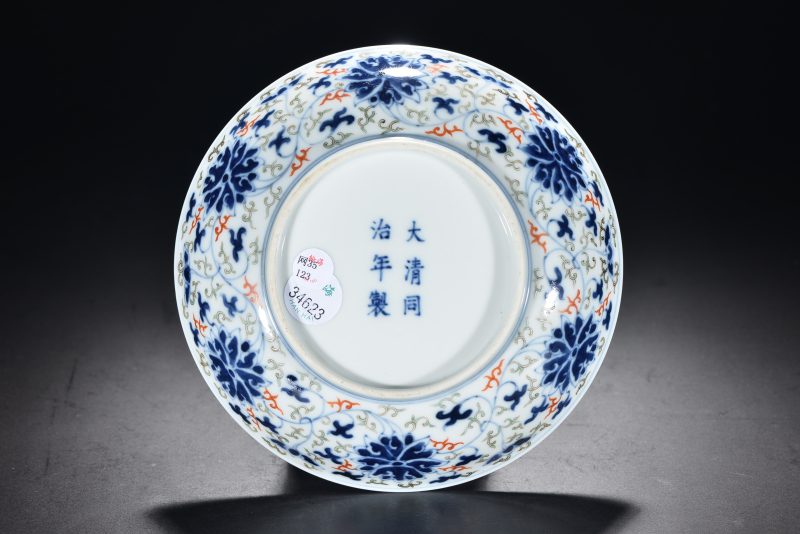 清 青花矾红花卉纹盘 - 图3