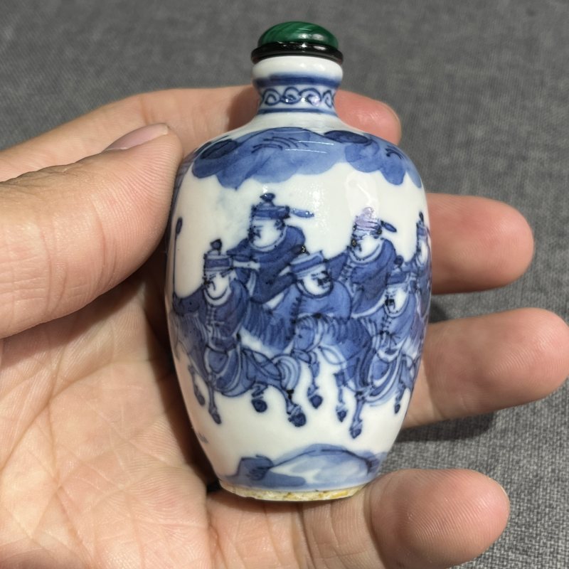 清中期青花骑马人物故事鼻烟壶 - 图4