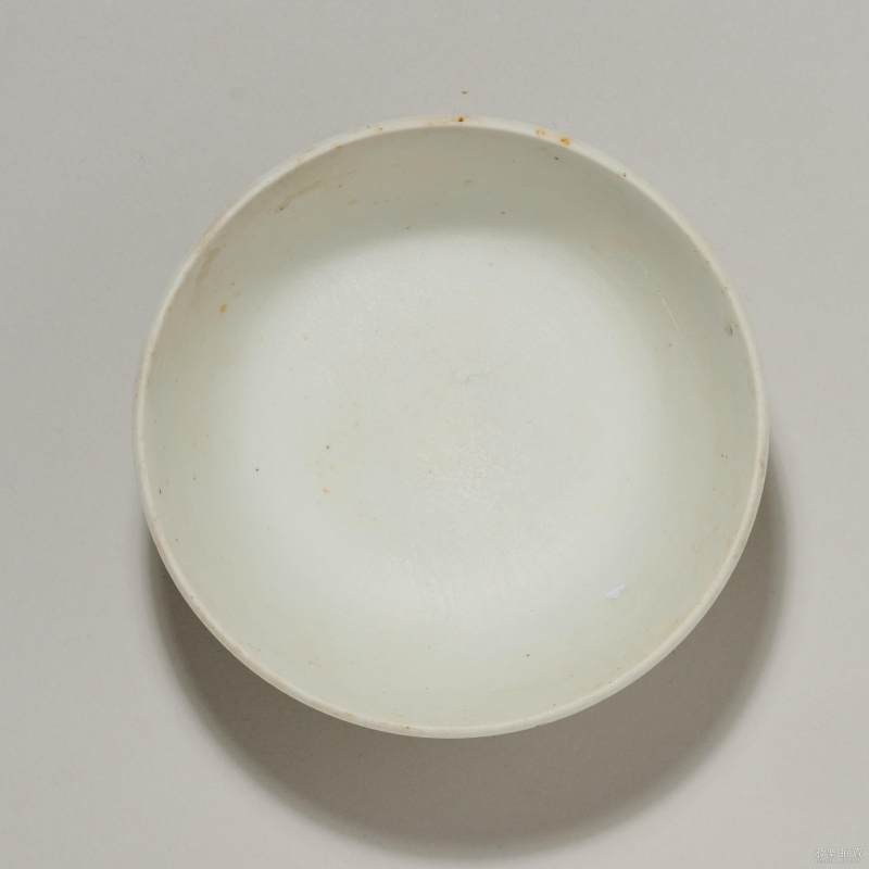 清 白釉卧足小碗 - 图4