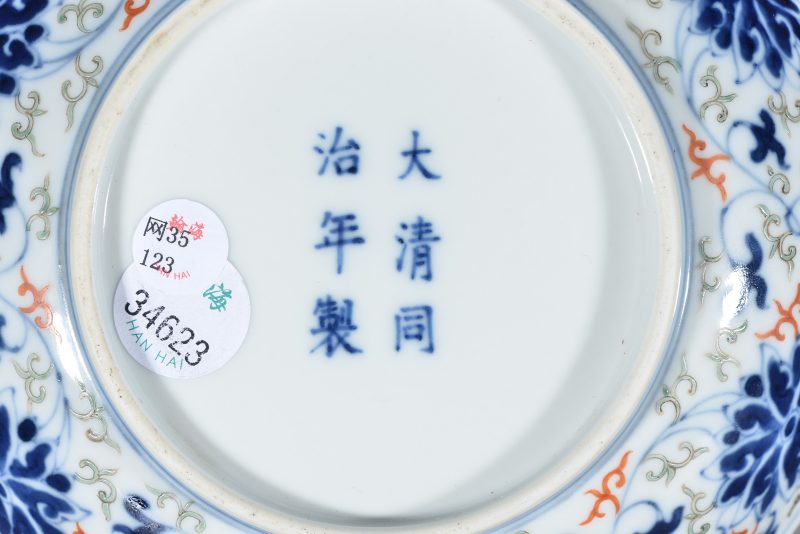 清 青花矾红花卉纹盘 - 图4
