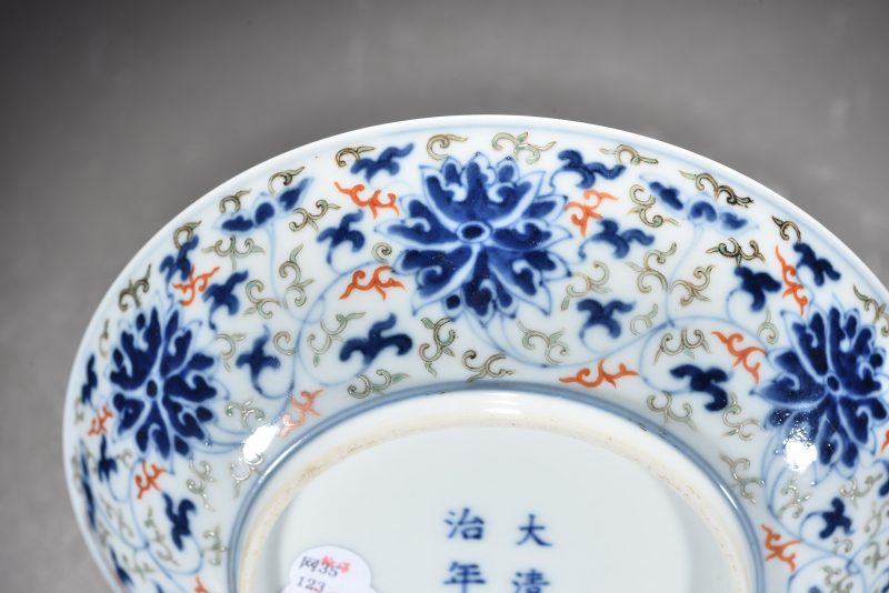 清 青花矾红花卉纹盘 - 图5
