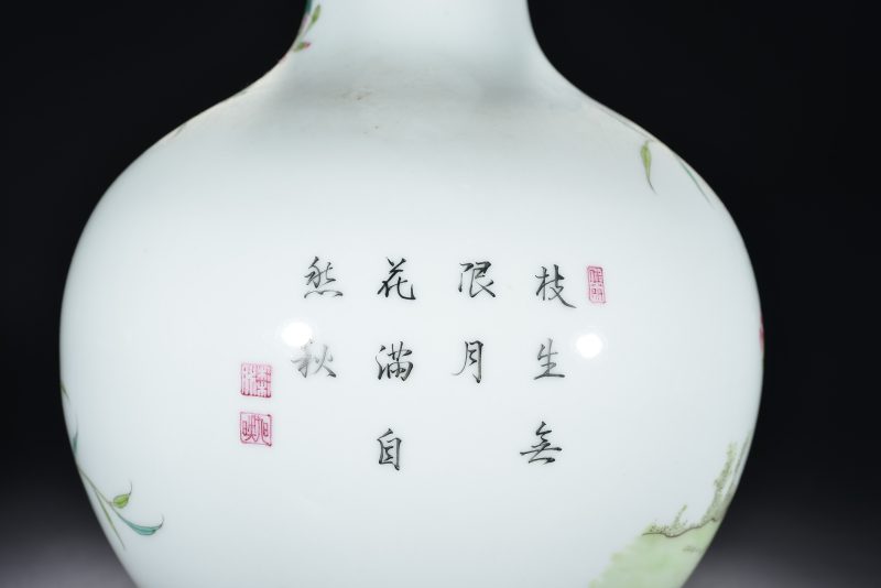 清 粉彩桃纹天球瓶 - 图5