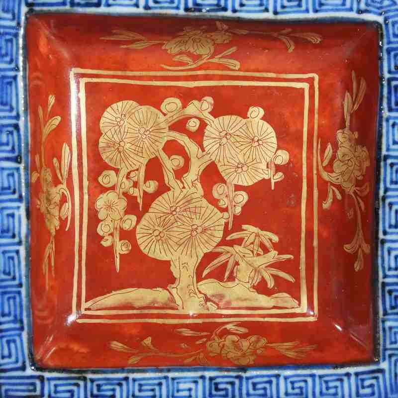 明晚期珊瑚红地描金松竹梅四方倭角碟一对 - 图2
