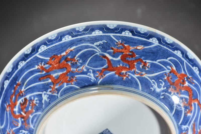 清 青花矾红海水龙纹盘 - 图7