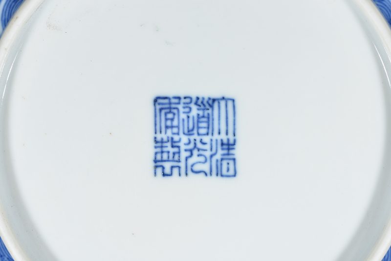 清 粉彩折枝花卉纹胆瓶 - 图6