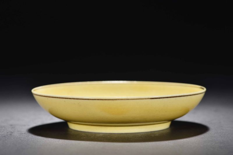 清同治 黄釉暗刻龙纹盘 - 图5