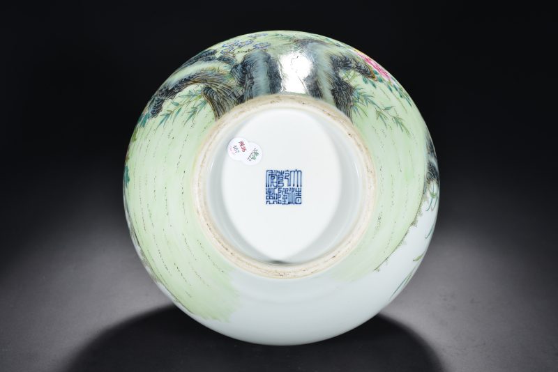 清 粉彩桃纹天球瓶 - 图7