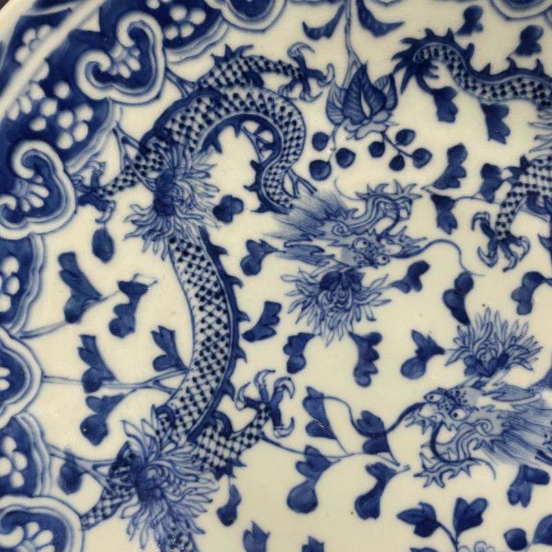 清晚期青花双龙穿牡丹纹大盘 - 图6