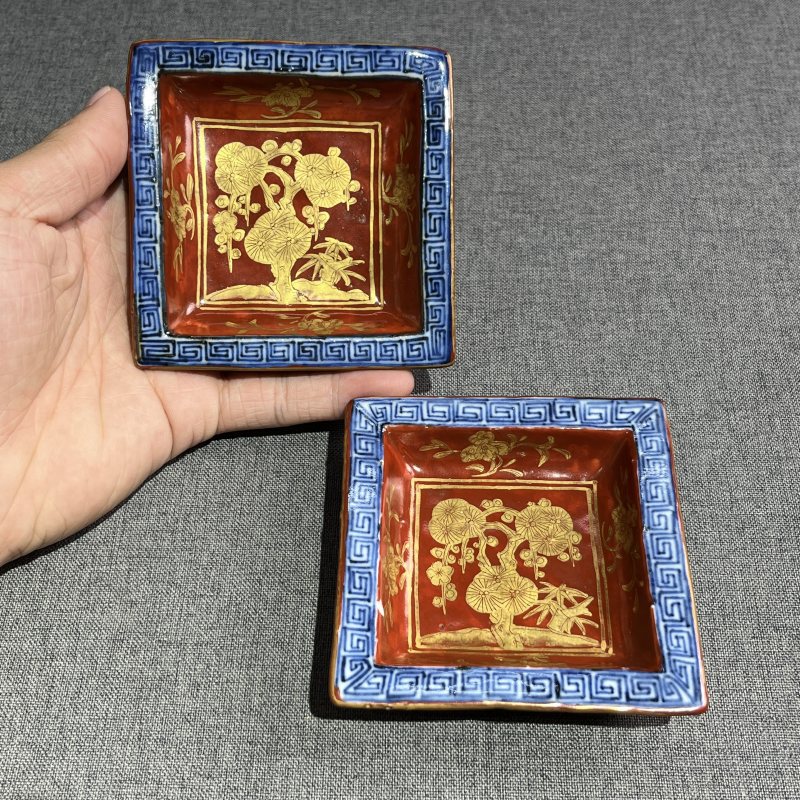 明晚期珊瑚红地描金松竹梅四方倭角碟一对 - 图4