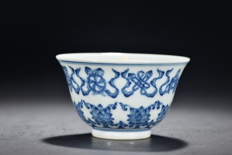 清 青花八宝纹小杯 - 图3