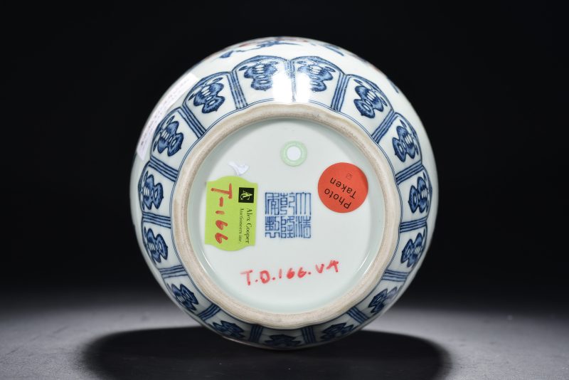 清 青花釉里红三多纹瓶 - 图5