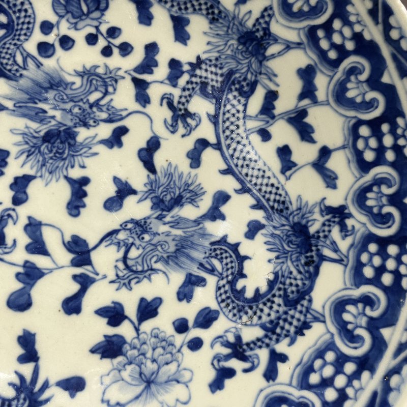 清晚期青花双龙穿牡丹纹大盘 - 图7