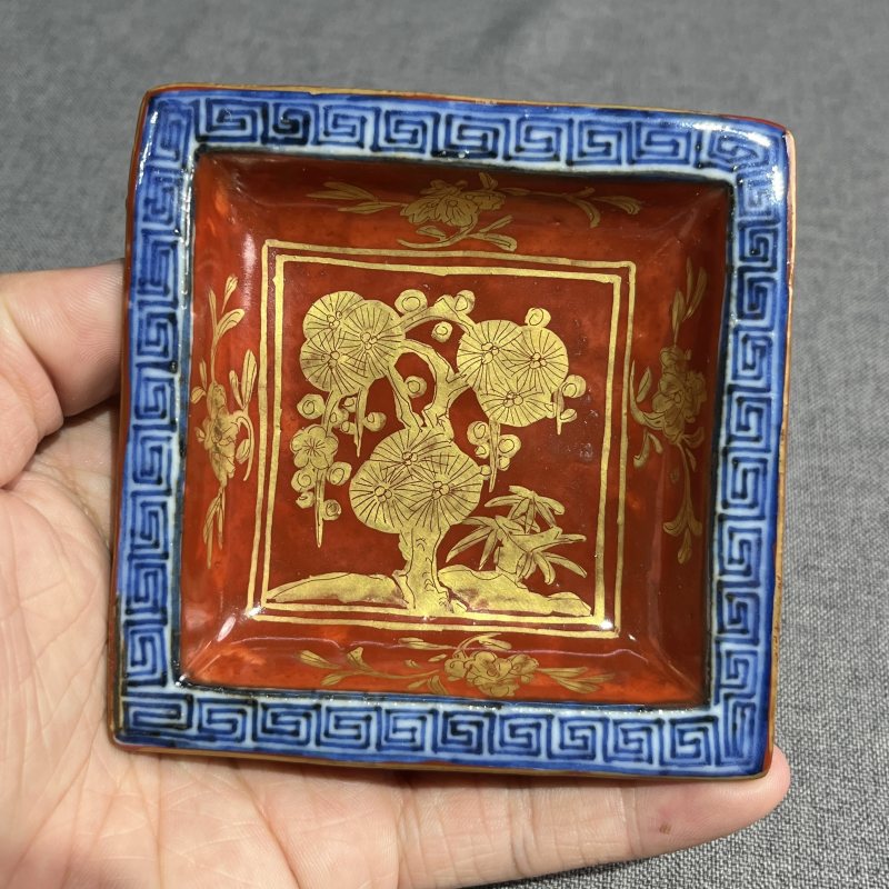 明晚期珊瑚红地描金松竹梅四方倭角碟一对 - 图5
