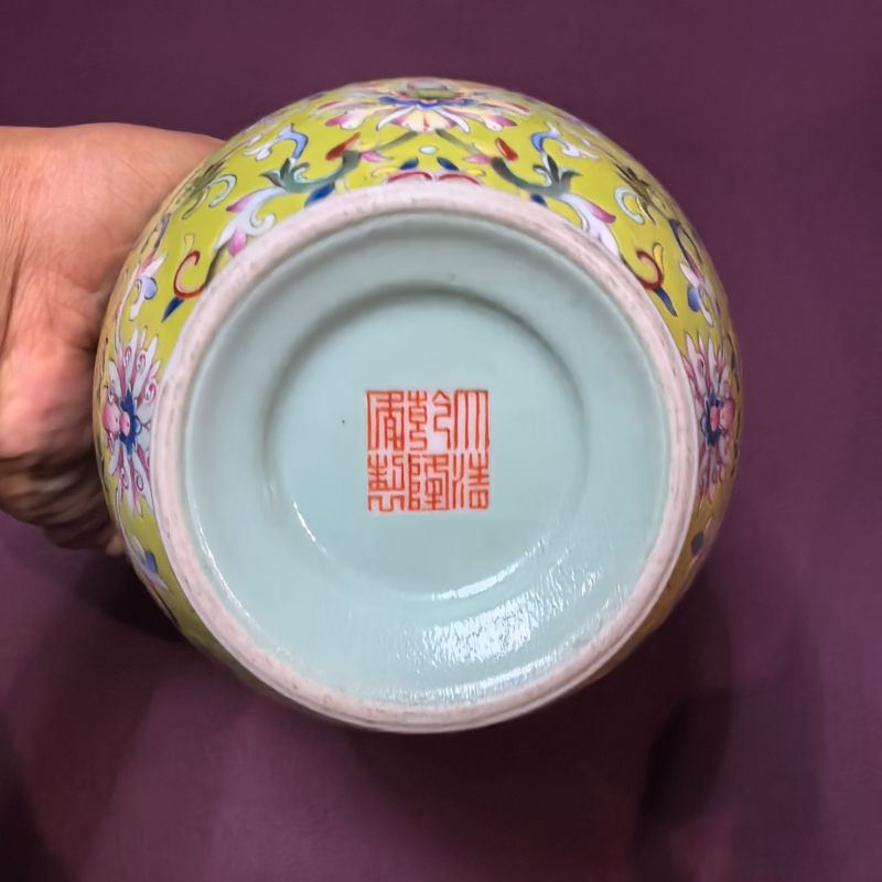 民国 黄地粉彩缠枝花卉纹双耳瓶一对 - 图15
