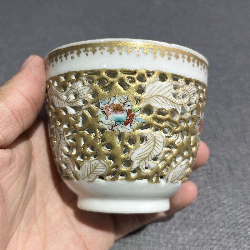 清中期粉彩描金花卉镂空杯 - 图5