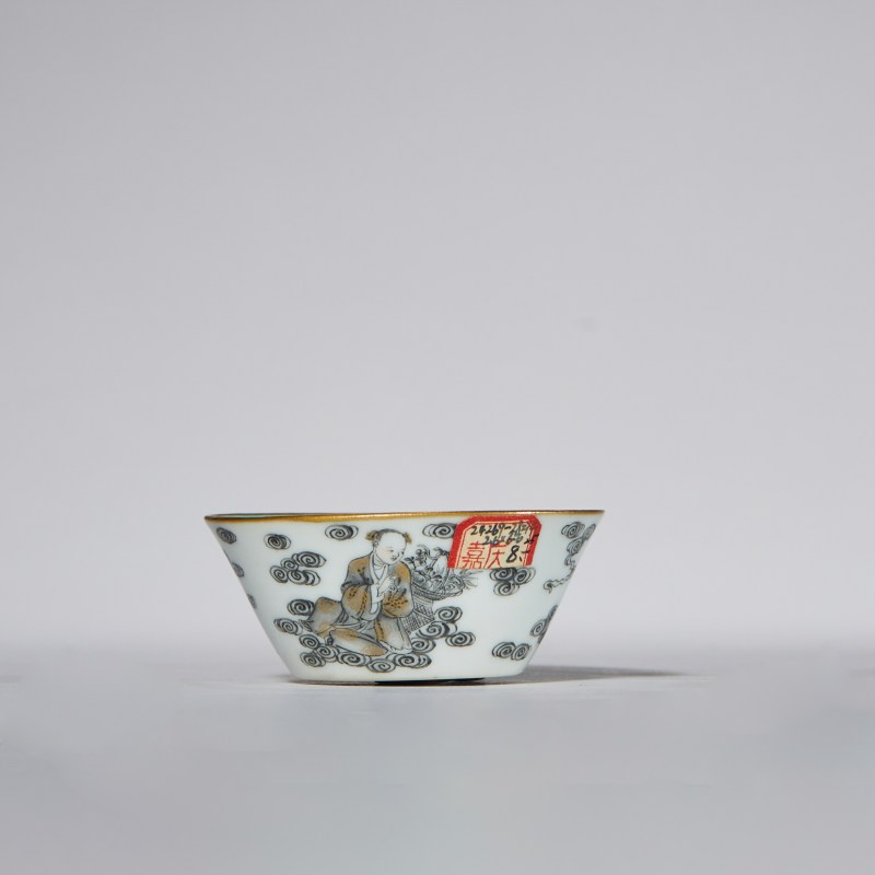 清嘉庆 墨彩描金人物杯