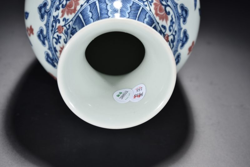 清 青花釉里红三多纹瓶 - 图8