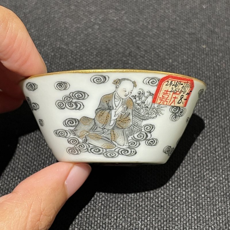 清嘉庆 墨彩描金人物杯 - 图2