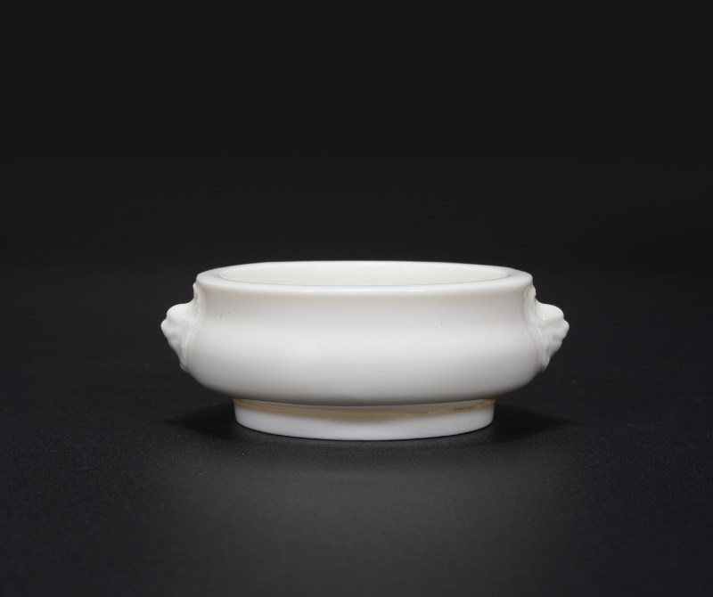 白釉双耳香炉