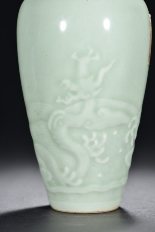 清 粉青釉暗刻海水螭龙纹莱菔尊 - 图2