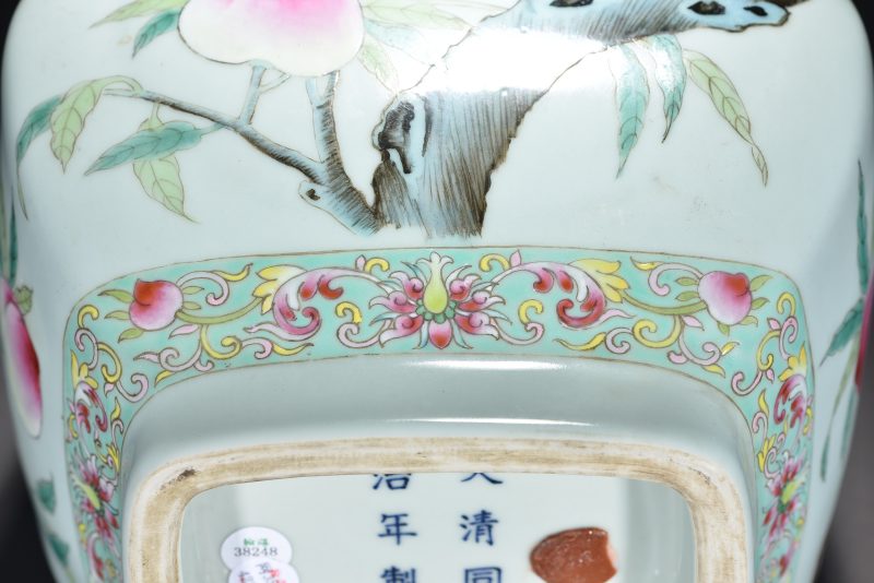 清 粉青釉粉彩寿桃贯耳瓶 - 图8
