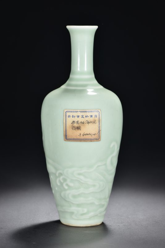 清 粉青釉暗刻海水螭龙纹莱菔尊 - 图3