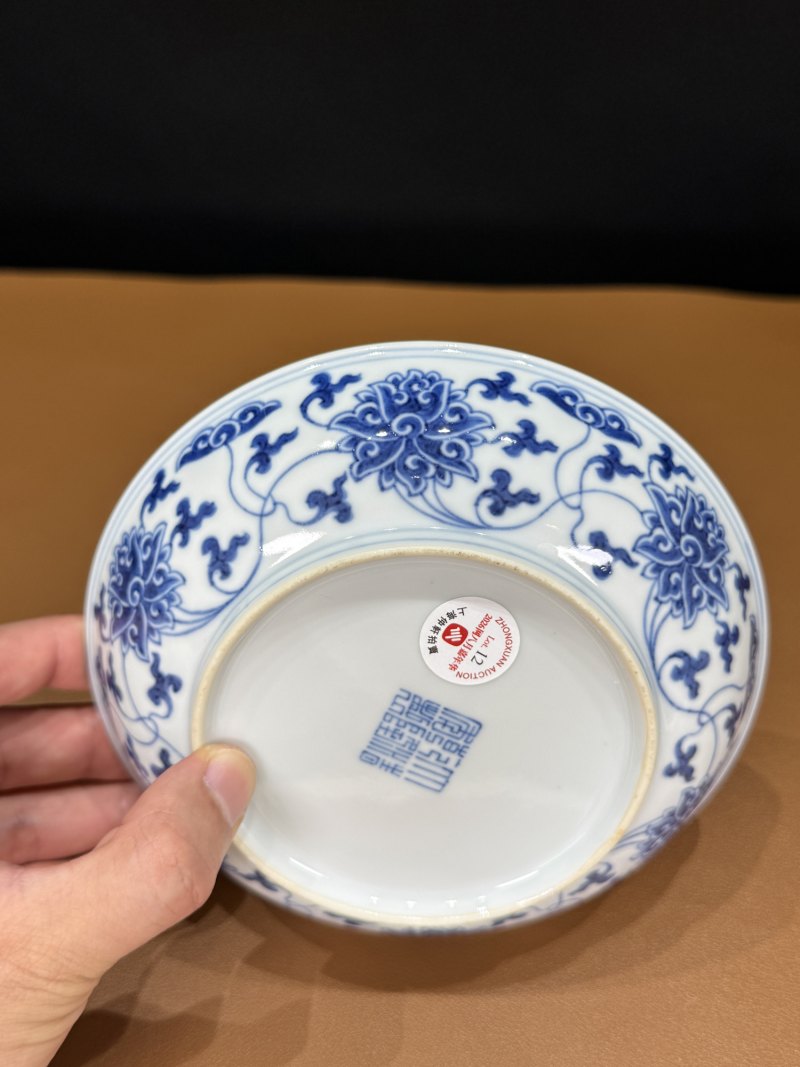 清乾隆 青花缠枝莲纹盘 - 图8