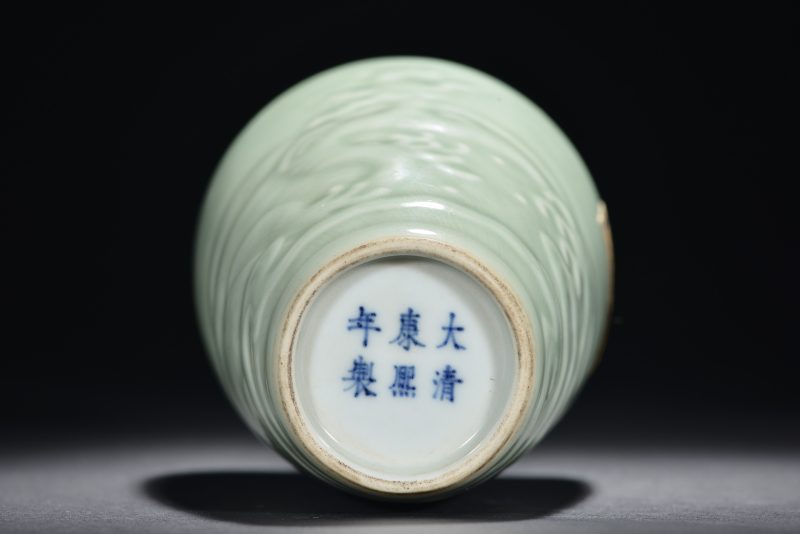 清 粉青釉暗刻海水螭龙纹莱菔尊 - 图6