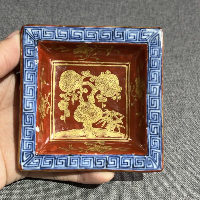 明晚期珊瑚红地描金松竹梅四方倭角碟一对 - 图12