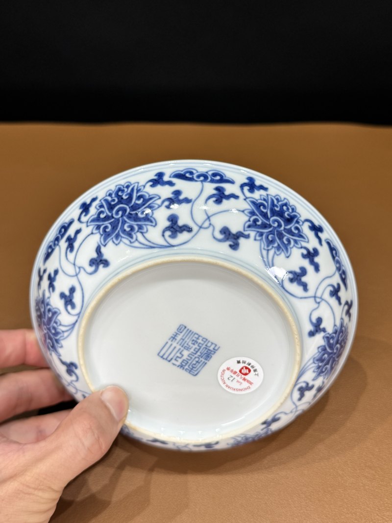清乾隆 青花缠枝莲纹盘 - 图11