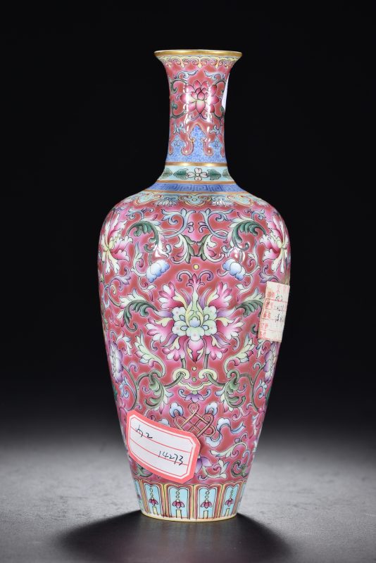 清 胭脂地粉彩缠枝花卉纹瓶 - 图3