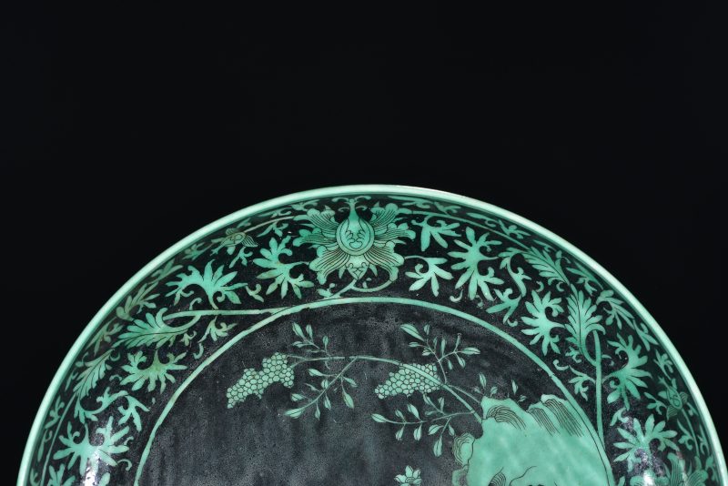 清 粉青釉暗刻海水螭龙纹莱菔尊 - 图3