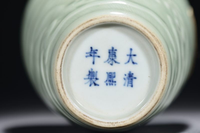 清 粉青釉暗刻海水螭龙纹莱菔尊 - 图7